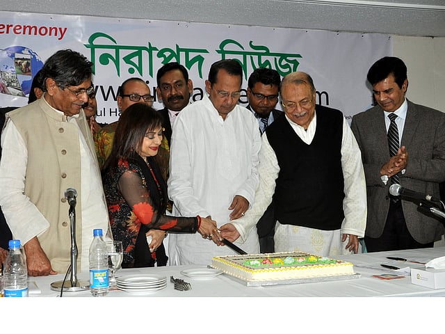 কেক কেটে গতকাল অনলাইন পত্রিকা নিরাপদ নিউজ ডট কমের উদ্বোধন করেন অধ্যাপক আবদুল্লাহ আবু সায়ীদ, অভিনেত্রী অঞ্জনা, তথ্যমন্ত্রী হাসানুল হক ইনু, এফবিসিসিআইয়ের সভাপতি কাজী আকরাম উদ্দিন আহ্মদ ও ইলিয়াস কাঞ্চন । প্রথম আলো