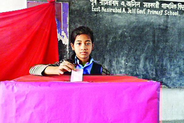 নগরের নাসিরাবাদ এ জলিল সরকারি প্রাথমিক বিদ্যালয়ে ভোট দিচ্ছে এক খুদে শিক্ষার্থী । প্রথম আলো