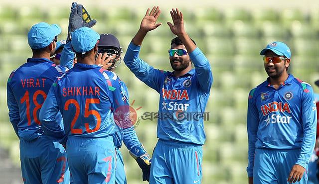 ম্যাচ সেরা রবীন্দ্র জাদেজা। নিয়েছেন চার উইকেট। ছবি: শামসুল হক