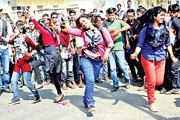 ‘চার ছক্কা হইহই, বল গড়াইয়া গেল কই’ গানের সঙ্গে ‘ফ্ল্যাশ মব’ নাচে অংশ নিচ্ছেন সিলেট কৃষি বিশ্ববিদ্যালয়ের শিক্ষার্থীরা