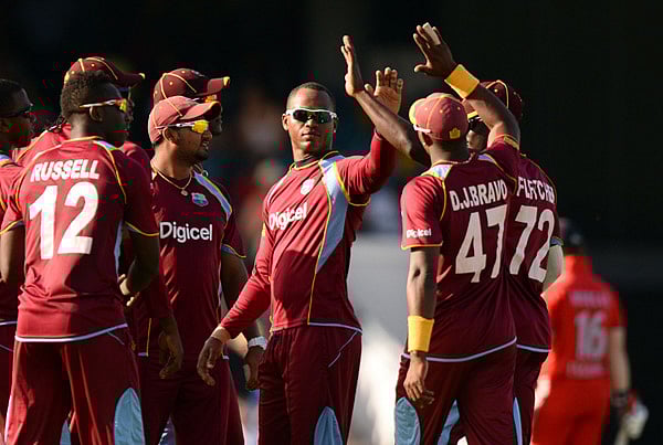 জয়ের নায়ক মারলন স্যামুয়েলসকে ঘিরে ক্যারিবীয় সতীর্থদের উল্লাস ছবি: এএফপি