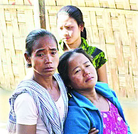 স্বামী সুদৃষ্টি চাকমাকে হারানোর শোক ভুলতে পারছেন না একি চাকমা। একমাত্র উপার্জনক্ষম ব্যক্তিটিকে হারিয়ে দিশেহারা পরিবারের সদস্যরা । প্রথম আলো