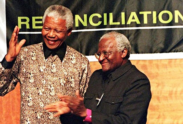 দক্ষিণ আফ্রিকায় ১৯৯৮ সালে ডেসমন্ড টুটু ও নেলসন ম্যান্ডেলা। ছবি: দ্য গার্ডিয়ান