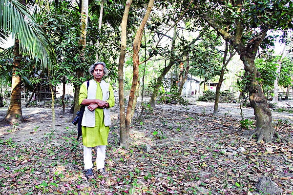 নিজের পৈত্রিক ভিটায় যোগেন চৌধুরী ষ ছবি: নাসির আলী মামুন, ফটোজিয়াম