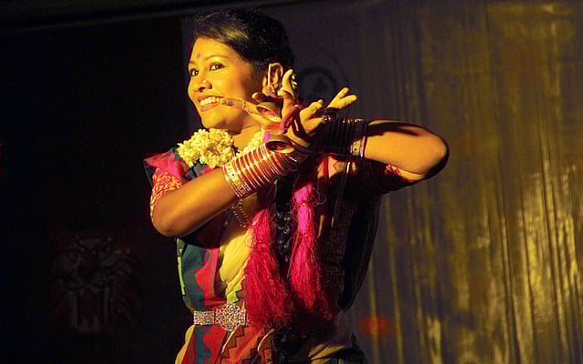 ড্যাফোডিল ইন্টারন্যাশনাল ইউনিভার্সিটির বন্ধু উত্সবের শেষ দিনে আজ রোববার নৃত্য পরিবেশন করেন বন্ধুসভার সদস্যরা। ছবি: প্রথম আলো