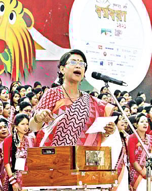বঙ্গবন্ধু আন্তর্জাতিক সম্মেলন কেন্দ্রে সুরের ধারা ও চ্যানেল আই আয়োজিত হাজারো কণ্ঠে বর্ষবরণ।রেজওয়ানা চৌধুরী বন্যার পরিচালনায় গান গাইছেন শিল্পীরা ছবি:সাজিদ হোসেন