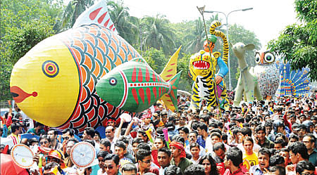 ঢাকা বিশ্ববিদ্যালয়ের চারুকলা অনুষদ থেকে বের হয় মঙ্গল শোভাযাত্রা ছবি: ইউসুফ সা’দ