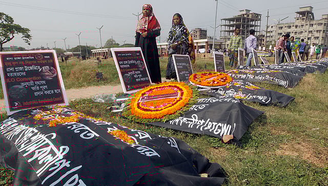 শোক আর ভালোবাসায় নিহত শ্রমিকদের স্মরণ করলেন তাঁদের স্বজনেরা। গতকাল জুরাইন কবরস্থান থেকে তোলা ছবি । প্রথম আলো