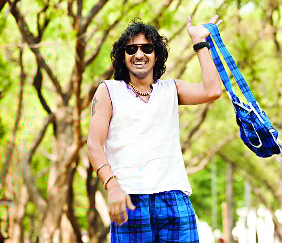 চড়া রোদে আরাম পাবেন নরম কাপড়ে। নকশার আয়োজনে মডেল হয়েছেন গানের দল জলের গান-এর সদস্য জার্নাল। পোশাক: দেশাল, ছবি: কবির হোসেন