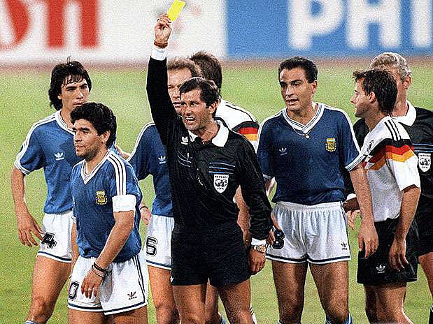 ১৯৯০ সালের বিশ্বকাপের ফাইনালে মেক্সিকান রেফারি মেনডেজ হলুদ কার্ড দেখাচ্ছেন ডিয়েগো ম্যারাডোনাকে। বিশ্বকাপের ইতিহাসে অন্যতম বিতর্কিত রেফারিং করে এই ম্যাচে খলনায়ক হয়েছিলেন তিনি