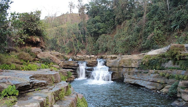 নাফাখুম জলপ্রপাত। কানে বাজছে মাছের ঝরনার ঝিরি ঝিরি কলতান! তার ছবিটা এভাবেই মনে গাঁথা থাকবে। কিন্তু তার গানের কথা কি আমরা বুঝতে পারব না? ছবি: তরিকুল ইসলাম জেবিন