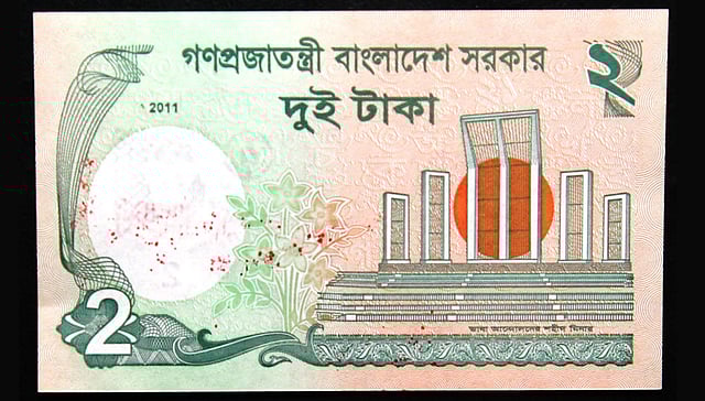 ১৯৮৮ সালে প্রকাশিত দুই টাকার নোটে প্রথমবারের মতো স্থান পায় ঢাকার কেন্দ্রীয় শহীদ মিনার। পরে ভাষা আন্দোলনের ৬০ বছর উপলক্ষে প্রকাশিত ৬০ টাকা সমমূল্যের স্মারক নোটে স্থান পায় শহীদ মিনার। ছবি: জিয়া ইসলাম