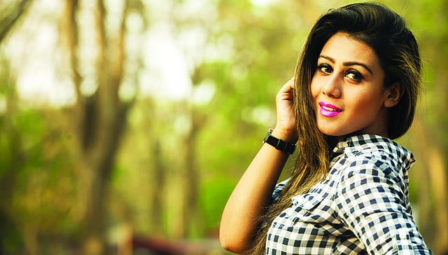 রং করানো মানেই চুল নষ্ট হবে তা নয়, চুলের জন্য চাই বাড়তি যত্ন। মডেল: হূদি