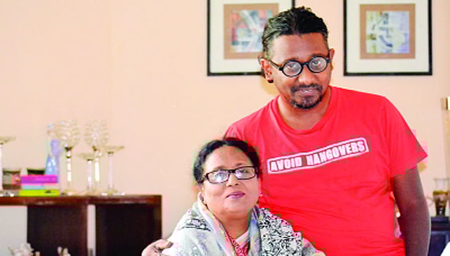 মা হামিদা চৌধুরীর সঙ্গে অমিতাভ রেজা। ছবি: কবির শাহরীয়ার
