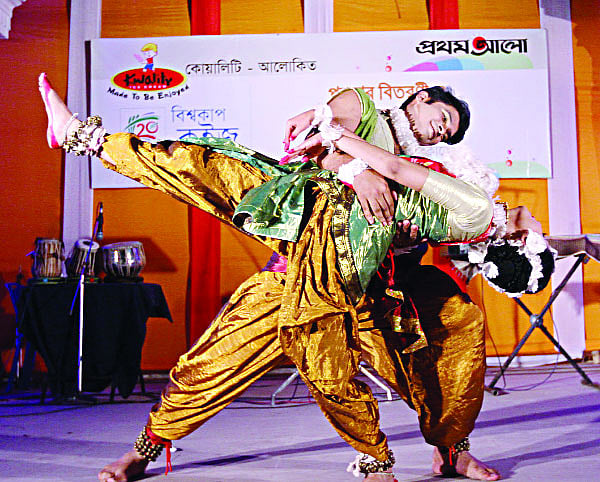 তরুণ চক্রবর্তী ও সূচনা বণিকের নাচ
