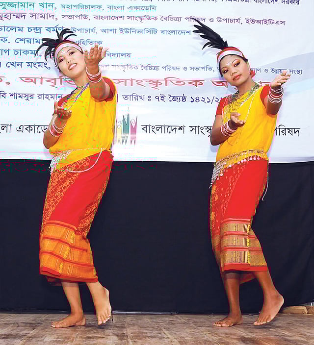 বাংলা একাডেিমতে সাংস্কৃতিক বৈচিত্র্য দিবস উপলক্ষে আয়োজিত অনুষ্ঠানে রাখাইন নৃত্য পরিবেশন করেন শিল্পীরা l ছবি: প্রথম আলো