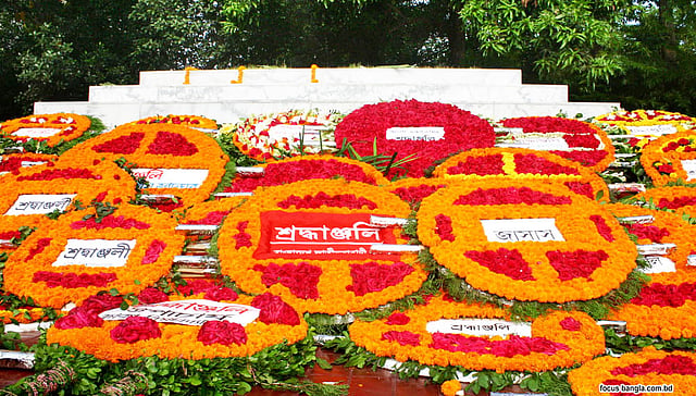 বিনম্র শ্রদ্ধা ও গভীর ভালোবাসায় ফুলে ফুলে ছেয়ে গেছে কবির সমাধি। ছবি: ফোকাস বাংলা