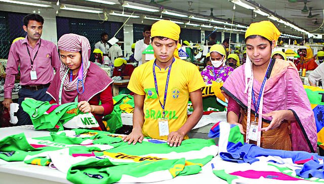 শেষ মুহূর্তের ব্যস্ততা, চলছে জার্সি বানানোর কাজ । ছবি: খালেদ সরকার