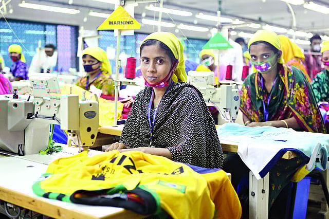 ব্রাজিলের জার্সি তৈরি করে বিশ্বকাপের অংশ হচ্ছেন এই পোশাককর্মীরাও