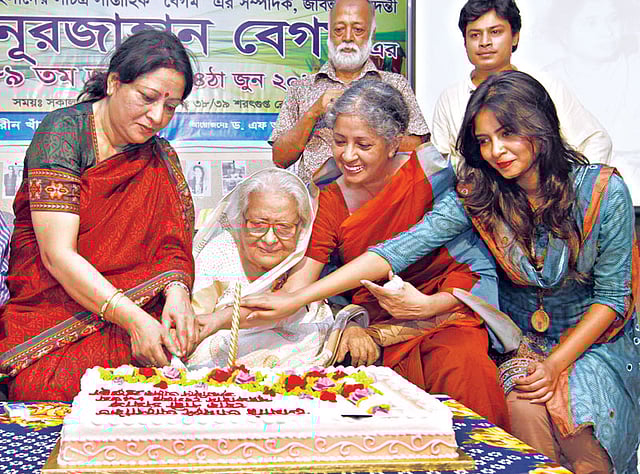 বেগম–এর সম্পাদক নূরজাহান বেগমের (মাঝে) ৮৯তম জন্মদিন ছিল গতকাল৷ এ উপলক্ষে পুরান ঢাকার নারিন্দার শরৎ গুপ্ত রোডের বাসায় বড় মেয়ে ফ্লোরা নাসরিন (বাঁয়ে) ও ছোট মেয়ে রিনা ইয়াসমিনসহ (ডান থেকে দ্বিতীয়) স্বজনদের নিয়ে কেক কাটেন তিনি l ছবি: প্রথম আলো