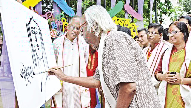 কেন্দ্রীয় গণগ্রন্থাগার চত্বরে গতকাল ছবি এঁকে ‘স্রোত আবৃত্তি সংসদ’–এর রজতজয়ন্তী অনুষ্ঠানের উদ্বোধন করেন শিল্পী কাইয়ুম চৌধুরী l ছবি: প্রথম আলো