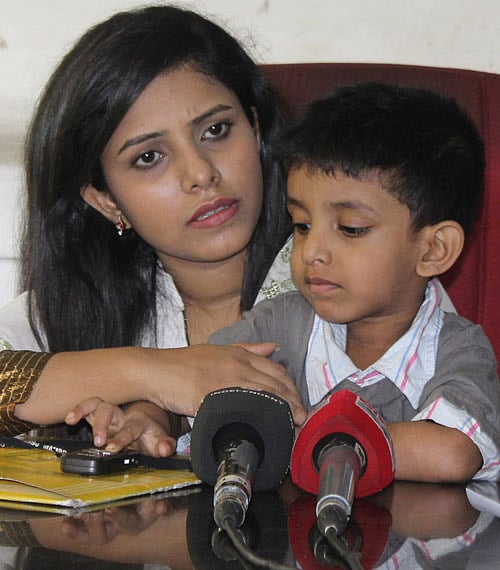 সংবাদ সম্মেলনে লামিয়া ইসলাম অনন্যা (বাঁয়ে) ও আরিয়ান