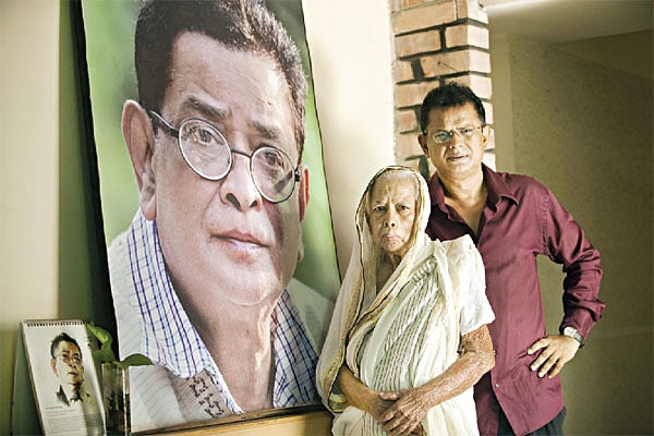 মা আয়েশা ফয়েজ এবং বড় ভাই হুমায়ূন আহমেদের সঙ্গে আহসান হাবীব৷ কেউ কাছে, কেউ ছবিতে৷ ছবি: কবির হোসেন