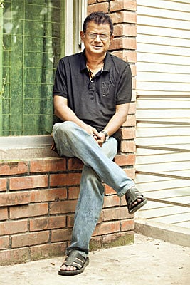 হাতের কাছে যা পান তা-ই পরেন