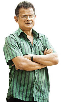 একই ধরনের চশমা পরেন তিন-চার বছর ধরে