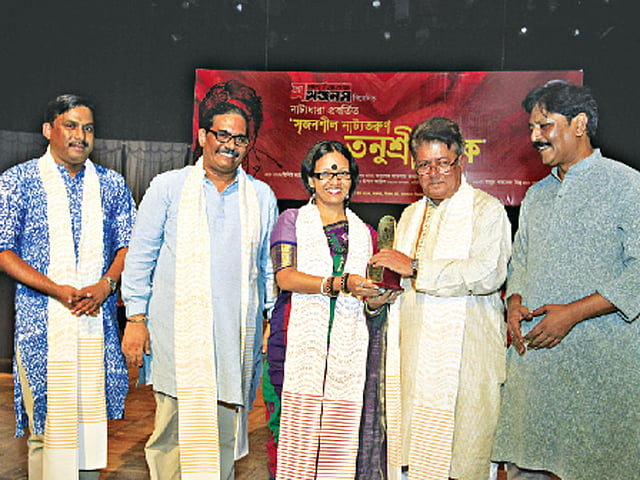 জাতীয় নাট্যশালায় রুমা মোদকের হাতে তনুশ্রী পদক তুলে দিচ্ছেন মামুনুর রশীদ l ছবি: প্রথম আলো