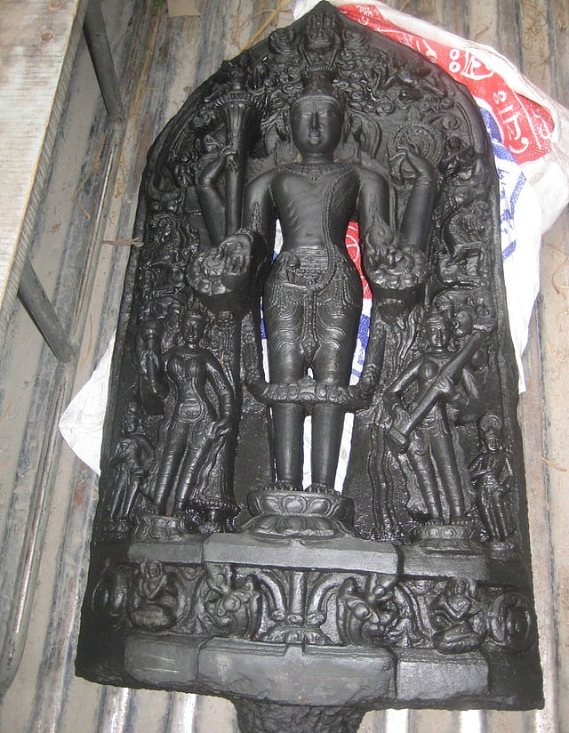 দিনাজপুরে এক ব্যক্তির বাড়িতে অভিযান চালিয়ে এই কষ্টিপাথরের মূর্তিটি উদ্ধার করেছে বিজিবি ও পুলিশ। ছবি: আসাদুল্লাহ সরকার