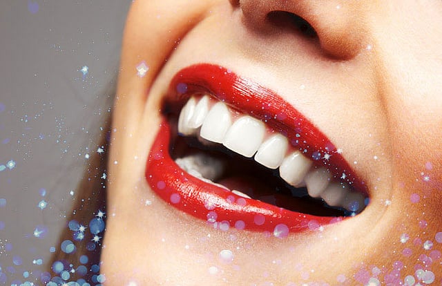 একটু সচেতন হলে এবং কিছু বিষয় নিয়মিত চর্চার মধ্য দিয়ে অভ্যাসে পরিণত করতে পারলে সারা জীবন সুস্থ-সবল দাঁতের সুন্দর হাসি হাসতে পারবেন আপনি। ছবিটি প্রতীকী।