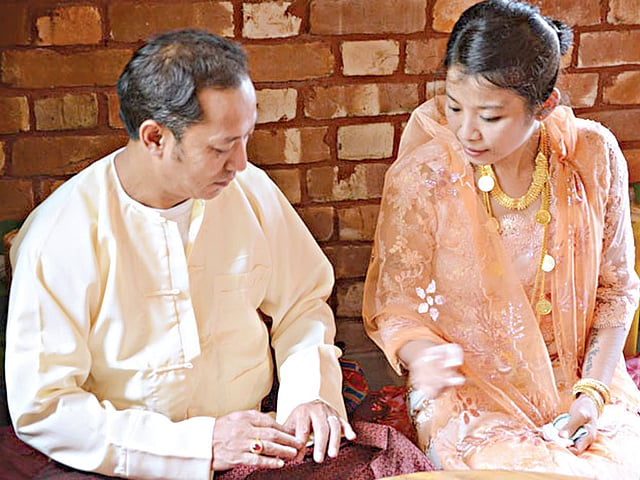 বান্দরবান শহরের উজানীপাড়ায় চাকমা রাজা দেবাশীষ রায় ও নতুন চাকমা রানি য়েন য়েন। ছবিটি গতকাল বেলা সাড়ে ১১টায় তোলা l ছবি: প্রথম আলো