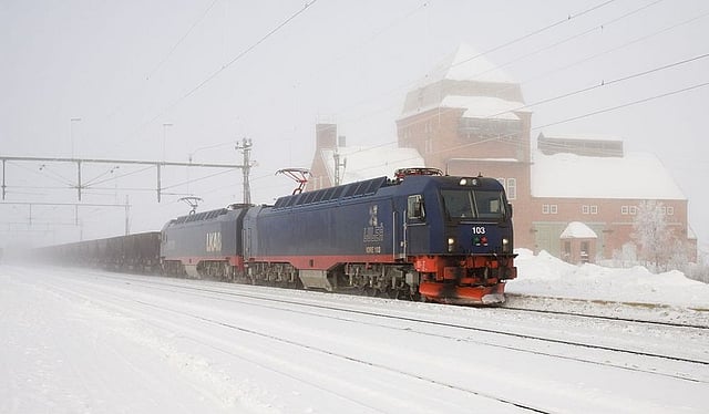 কিরুনা শহরের খনি থেকে ট্রেনের মালগাড়িতে করে লোহার আকর বয়ে নিয়ে যাওয়া হচ্ছে। ছবি: উইকিপিডিয়া।