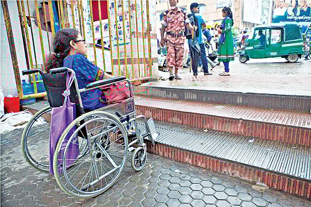 খাড়া সিঁড়ি। ইচ্ছা থাকলেও মার্কেটে ঘুরে কেনাকাটা করতে পারেন না হুইলচেয়ার ব্যবহারকারীরা l ছবি: সংগ্রহ