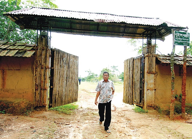 নুহাশ পল্লীর সদর দরজায়