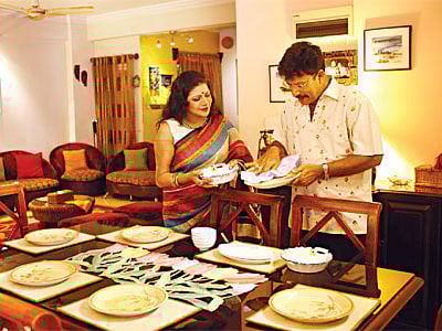 দুজনে িমলে টেবিল সাজাই