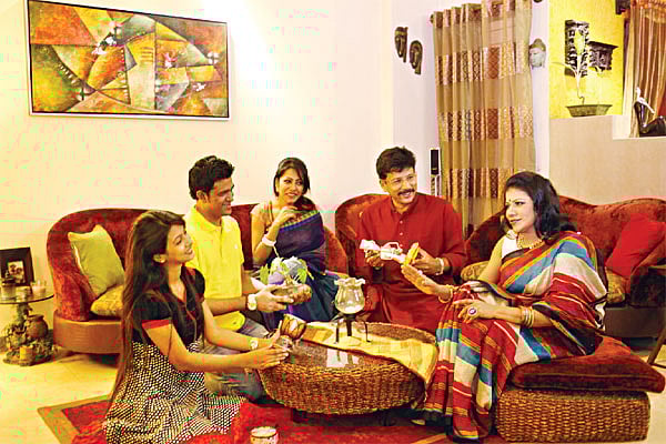 ঈদের আগে সবাই মিলে কাজ করলে মা, স্ত্রী ও বোনের ওপর চাপ তো কমেই, একসঙ্গে আড্ডাও হয়। মডেল: শিরীন বকুল, তপন, নিবেদিতা, তানাকা ও সুবর্ণা। ছবি: সুমন ইউসুফ।