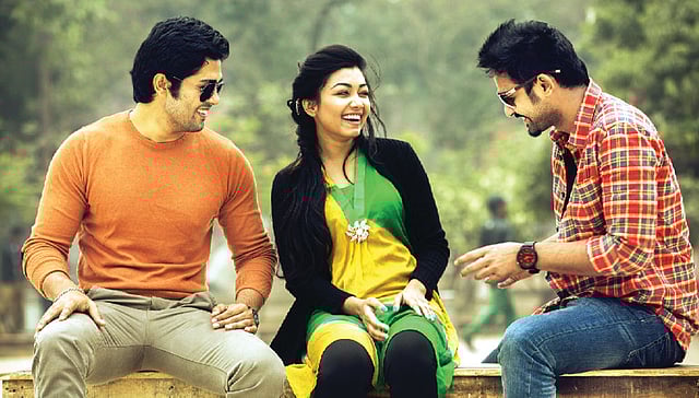 হাসি-কান্না, দুঃখ কিংবা আনন্দ বন্ধুদের সঙ্গেই ভাগাভাগি করে নেওয়া যায়। মডেল: ইয়াসির, মারজানা ও জনি। ছবি: অধুনা