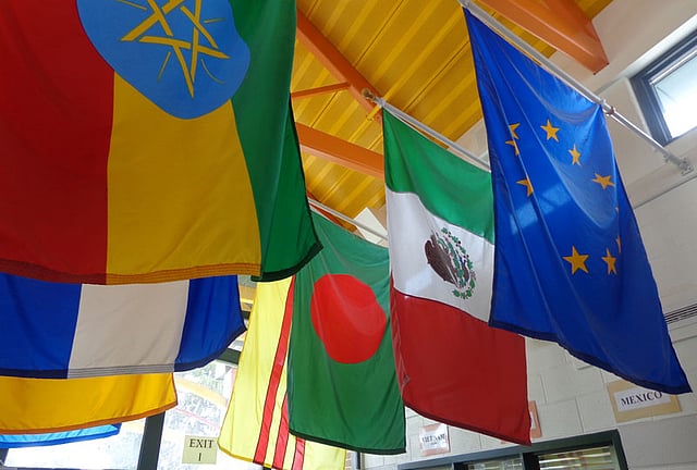 ব্রড অ্যাক্রোস এলিমেন্টারি স্কুলের প্রবেশপথে বাংলাদেশের পতাকা।