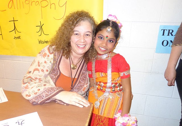 স্কুল শিক্ষিকার সঙ্গে এক বাংলাদেশি ছাত্রী।