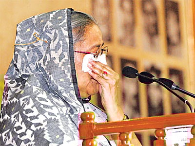 বঙ্গবন্ধু আন্তর্জাতিক সম্মেলন কেন্দ্রে গতকাল জাতীয় শোক দিবস উপলক্ষে আওয়ামী লীগ আয়োজিত আলোচনা সভায় বক্তব্য দেওয়ার একপর্যায়ে অশ্রুসিক্ত প্রধানমন্ত্রী শেখ হাসিনা l ছবি: ফোকাস বাংলা