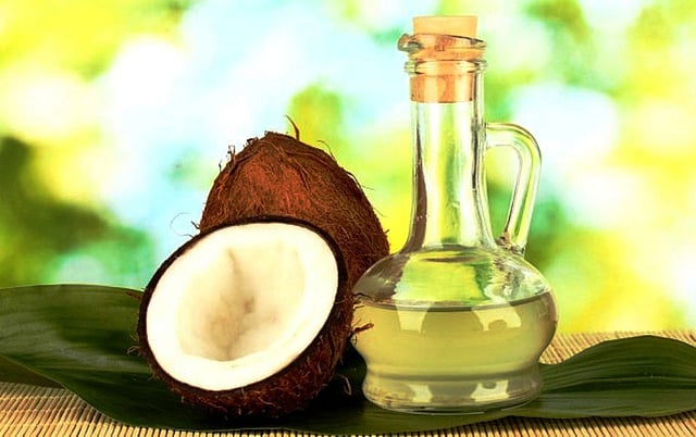 নারকেল তেল অনন্য সব খনিজ উপাদান ও প্রয়োজনীয় পুষ্টিগুণে ভরপুর। চুল ও ত্বকের যত্নের পাশাপাশি পরিমিত পরিমাণে নারকেল তেল খাওয়া স্বাস্থ্যের জন্যও ভালো।