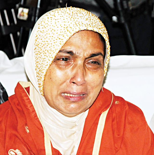 নিেখাঁজ জাহিদুল করিম ওরফে তানভীরের মা নিলুফার বেগম। গত বছরের ৪ ডিসেম্বর তানভীরসহ আটজনকে তুলে নিয়ে যায় আইনশৃঙ্খলা রক্ষাকারী বাহিনী l ছবি: প্রথম আলো