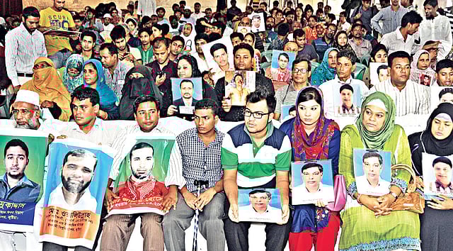 আন্তর্জাতিক গুম প্রতিরোধ দিবস উপলক্ষে গতকাল জাতীয় সম্মেলন হয়। জাতীয় প্রেসক্লাবে আয়োজিত এ সম্মেলনে বিভিন্ন সময়ে গুম ও খুন হওয়া ব্যক্তিদের স্বজনেরা উপস্থিত ছিলেন। হারিয়ে যাওয়া প্রিয়জনের ছবি হাতে ধরে রেখেছেন তাঁরা l ছবি: ইউসুফ সা’দ