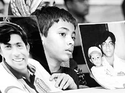 এই শিশুটি ছবিতেই খুঁজছে বাবাকে