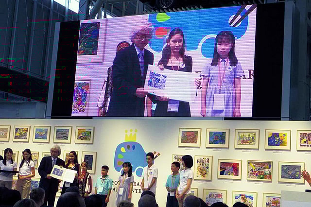 জাপানে পুরস্কার প্রদান মঞ্চে ঐশ্বর্য