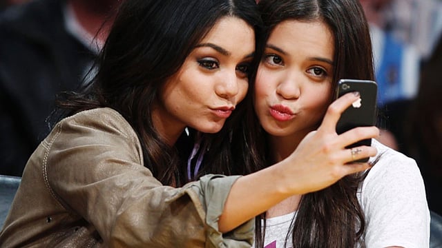 আইফোনে ছবি তুলছেন দুই তারকা। অনলাইনে ছবি সংরক্ষণের ক্ষেত্রে সচেতন হওয়ার পরামর্শ দিচ্ছেন গবেষকেরা। ছবি রয়টার্স