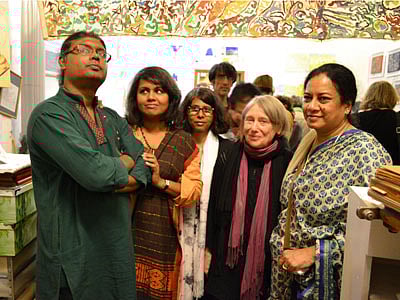 সংগীতসন্ধ্যা শেষে প্রদর্শনী হলে (ডান থেকে) শিল্পী ইফফাত আরা দেওয়ান, আতেলিয়ার আদজাক মিউজিয়ামের পরিচালক মার্গারেট ক্রোথার এবং শিল্পী দম্পতি কুমকুম ও আরিফ রানা।