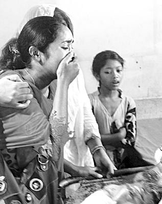 ট্রেনে কাটা পড়া আহতের পাশে স্বজনদের কান্না